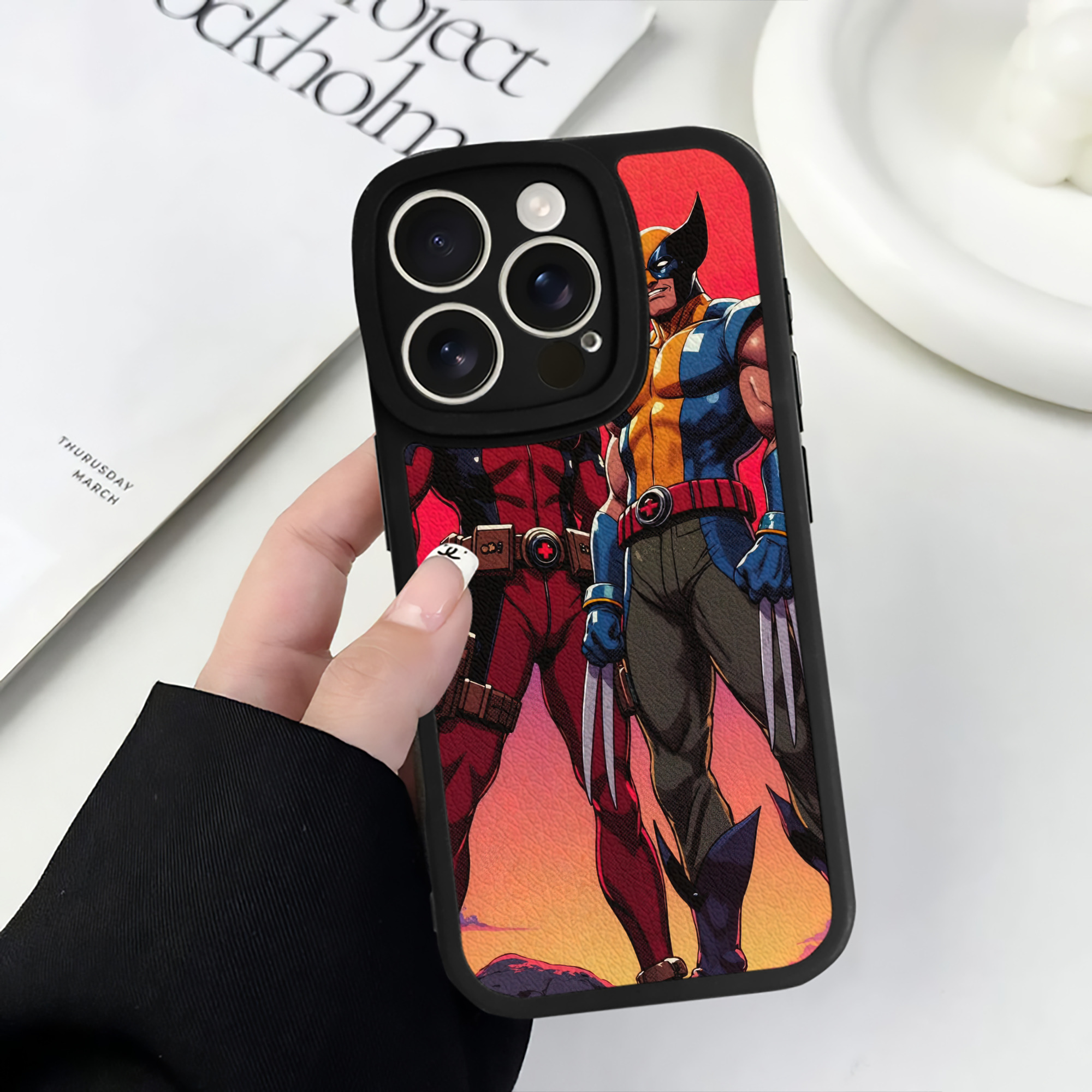 （画像用） Deadpool デッドプール 【iPhone 16シリーズ対応】シリコンスマホケース（レザー調） 材質：シリコン